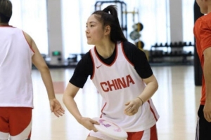 独特热身法！中国女篮借助飞盘锻炼，全面提升预判、反应、专注与协作