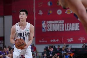 郭昊文2022年代表独行侠参加NBA夏季联赛，出战2场，得分10分，篮板1个，助攻2次