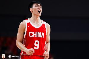 替补表现优异!庞峥麟半场3投1中获5分3篮板 打出精彩追身2+1