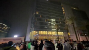 盘外手段有何效果？墨西哥球迷昨夜酒店外围观抗议，厄瓜多尔赛前举动