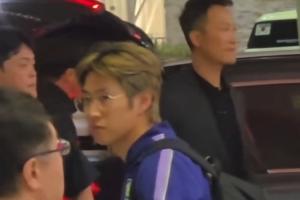 韩国球迷在机场斥责洪明甫,李刚仁在一旁长时间凝视球迷,似乎有所深思
