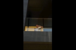 C罗于阳台向粉丝挥手，众多粉丝欢呼