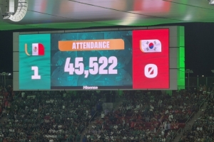 目睹主队提前晋级，45522球迷亲临墨西哥1-0战胜韩国现场