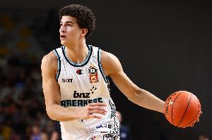 卡里姆·洛佩斯以21顺位被选中，成为首位在墨西哥出生的NBA首轮新秀
