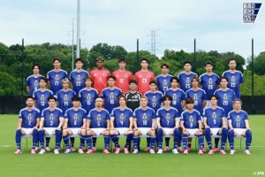 日本队今日训练结束后合影留念，南野拓实与久保建英共同身着8号球衣入镜