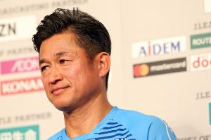 日本J3福岛联队继续签下59岁前锋三浦知良，他计划踢球至60岁