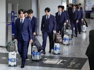 日媒报道:日本约700球迷迎接,现场高呼“大家辛苦”“感谢奉献”
