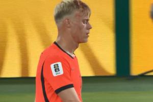 英勇战士！范赫克面部染血，上半场头部遭踢伤