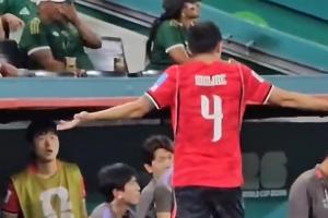 何意？金玟哉在第65分钟被换下，离场时向教练组理论摊手