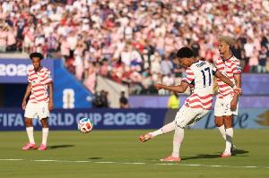 美国2-0领先波黑,蒂尔曼任意球直接得分