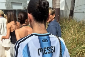 太阳报：贝克汉姆次子与女友同观世界杯，女友身着梅西球衣