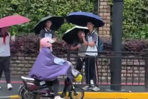 马路对面偶遇欧文，你敢相信？