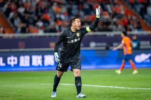 鲁媒称：泰山客战国安赛事中红牌频繁，王大雷被球迷骂及家人