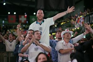 英格兰球迷对墨西哥比赛时间更改表示不满：球迷再度被轻视