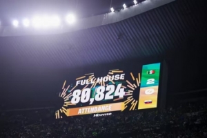 激情！八万零八百二十四人涌入阿兹特克体育场见证墨西哥2-0击败厄瓜多尔，场馆座无虚席！