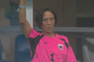 现场见证！佛得角40岁门将沃齐尼亚母亲身着其球衣亮相看台
