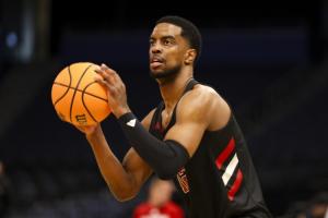 勇士队后卫阿特韦尔签订场均13.5分三分命中率45.8%的Exhibit-10合同