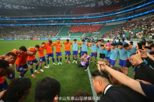 山东泰山客场以0-2负于北京国安,全体队员咬紧牙关、坚韧抵抗