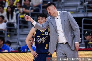 解说：杜锋已适应过去极为严苛的沟通模式，当前外援受限本土球员受影响