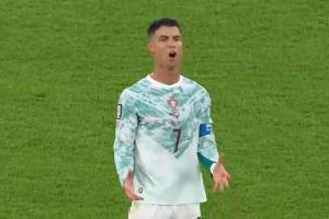 真实记录：C罗被换下场表情复杂，几秒愣神后摘袖标离场