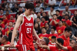杨瀚森半场仅4投1中！媒体人指出：不必每球都依赖他，否则可能影响自身发挥