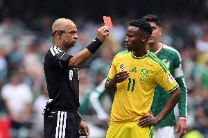 科贝：南非中场特姆巴·兹瓦内首轮染红，FIFA禁赛三场